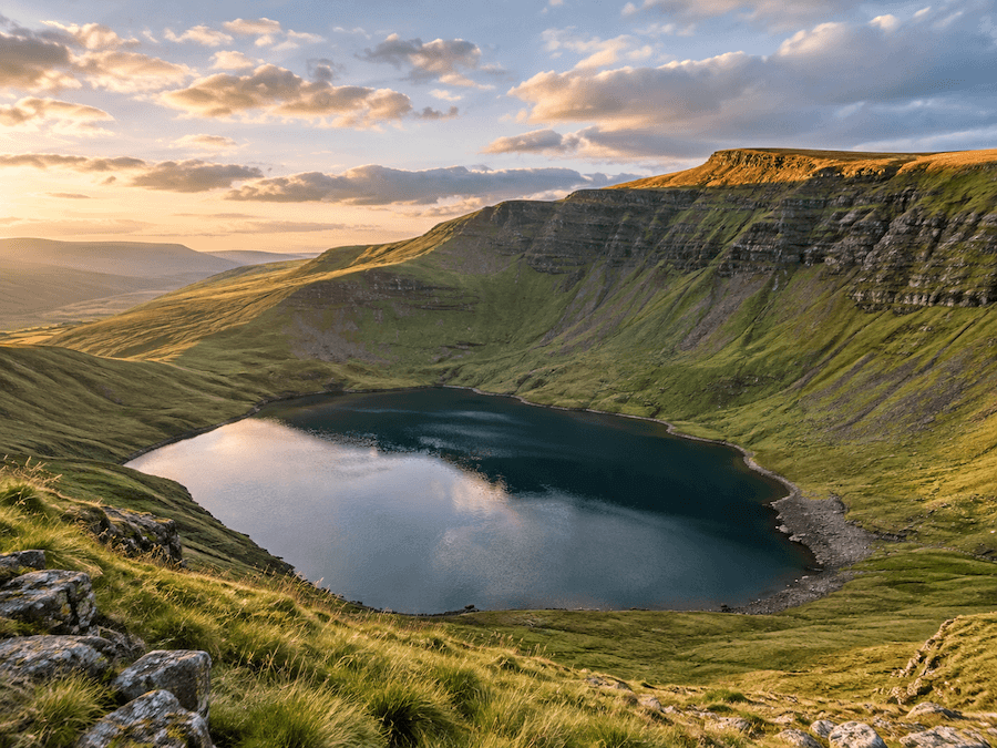 Pohled na jezero Llyn y Fan ve Walesu připomínající skotské lochy