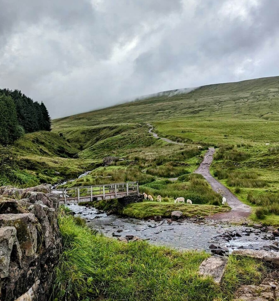 Pohled na Pen y Fan v mlze, Národní park Brecon Beacons, místa ve Walesu