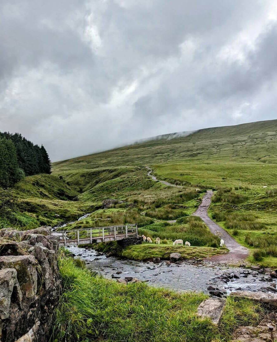 Pohled na Pen y Fan v mlze, Národní park Brecon Beacons, místa ve Walesu