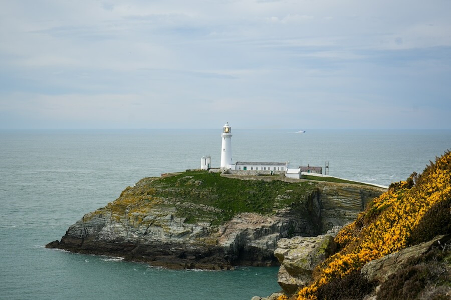 Pohled na maják South Stack Lighthouse u městečka Holyhead ve Walesu. Místa ve Walesu, která vypadají jako Island.