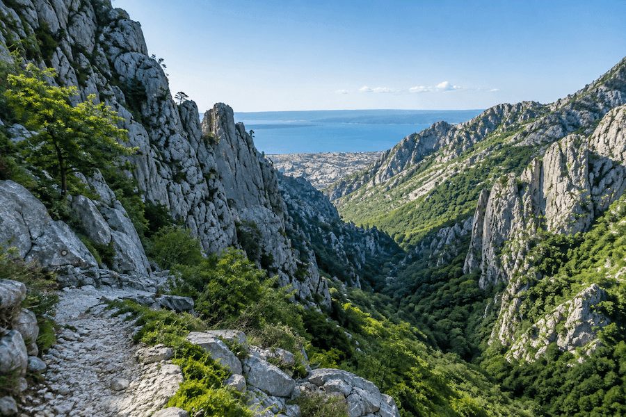 Nejhezčí místa v Chorvatsku - Národní park Pakleniica - pohled na stezku a údolí