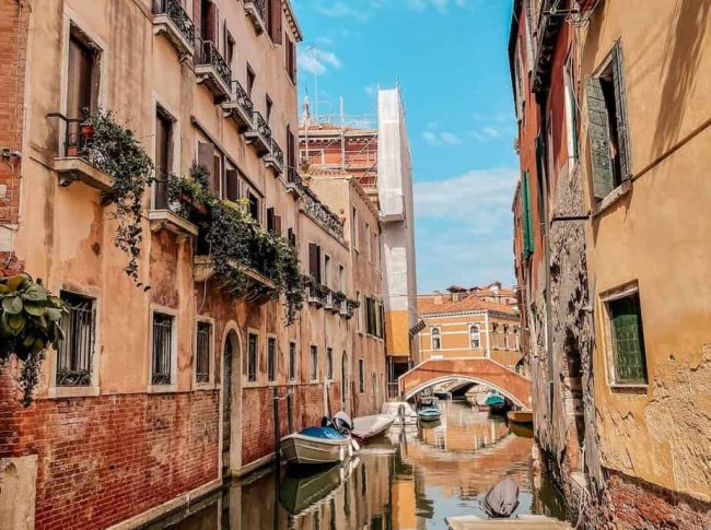 Na co si dát pozor v Benátkách, pohled na most a lodě v kanálu