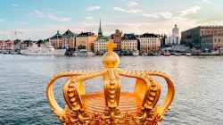 Stockholm, zlatá královská koruna na mostě. Dekorace.