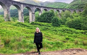 Dívka před Glenfinnan Viaduct ve Skotsku