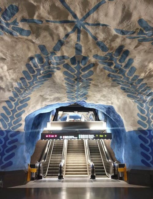 Umělecká výzdoba stanice metra T-Centralen v modrobílé barvě připomínající jeskyni, součást safari v metru ve Stockholmu jako součást itineráře Stockholm na 3 dny.