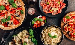 Jídlo, italská kuchyně, jídlo v Itálii, pizza, těstoviny, bruschety