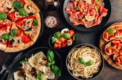 Jídlo, italská kuchyně, jídlo v Itálii, pizza, těstoviny, bruschety