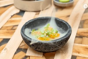 Luxusní restaurace v Praze: Interiér oceněné restaurace 420 na Staroměstském náměstí s moderními lustry a historickými klenbami. Špičkový gastro zážitek v Praze.