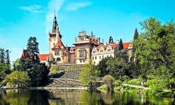 Kam na výlet v okolí Prahy s kočárkem_pohled na Průhonický zámek, v popředí rybník
