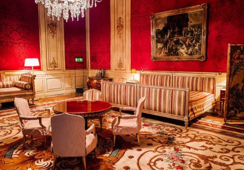 Královský palác ve Stockholmu, pohled na červeno-béźové honosné interiéry.