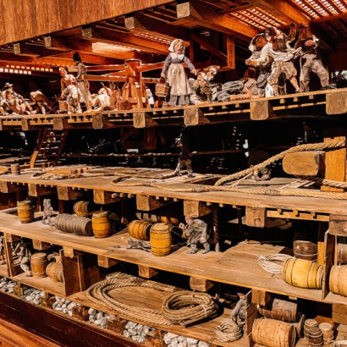 Expozice v museu Vasa ve Stockholmu s vylovenými předměty z lodi. Muzeum Vasa je jedna z nejznámějších památek, kterou musíte vidět ve Stockholmu za 3 dny