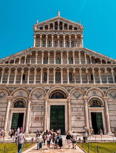 Pohled zespodu na bohatě zdobenou fasádu katedrály na Piazza dei Miracoli, tipy co vidět v Pise.