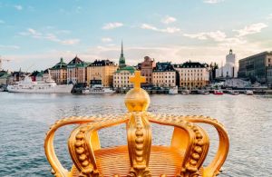 Zlatá královská koruna jako dekorace na mostě ve Stockholmu