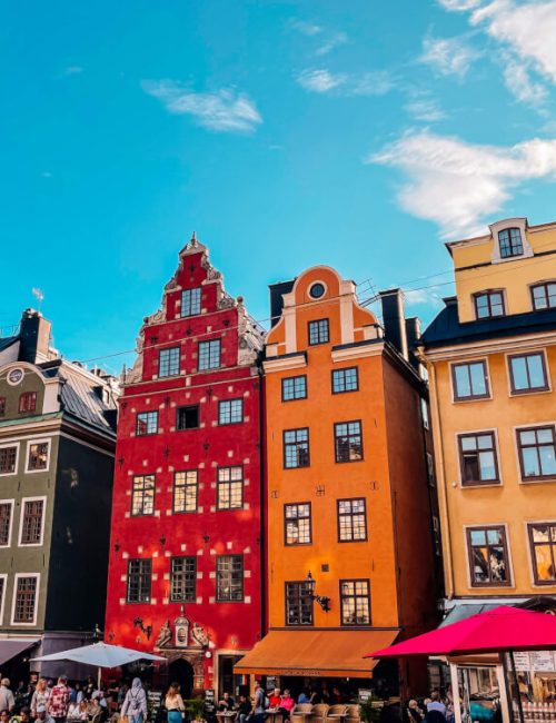 Pohled na barevné domy v historickém centru Gamla Stan ve Stockholmu, který je ideální navštívit na 3 dny.