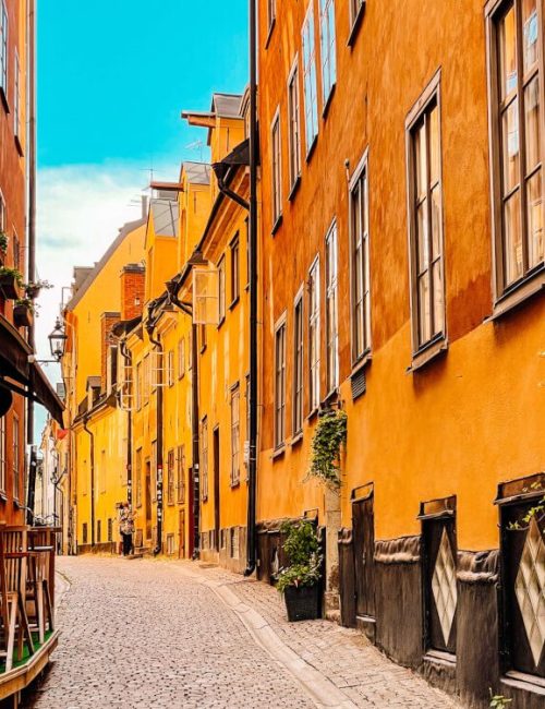 Barevná ulice v historickém centru Stockholmu