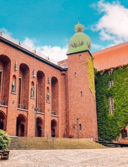 Pohled na nádvoří budovy Stockholmské radnice. Budova je tvořena z červených kostek a patří mezi nejvýzmamější budovy ve Stockholmu, je také součástí itineráře Blond on the road.