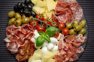 Italský předkrm - obložený talíř se šunkou, sýry a zeleninou