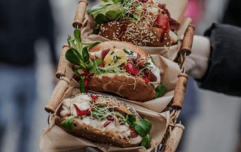 Čerstvý obložený bagel a káva z podniku Best Bagel Basilica – skvělý tip, kam na jídlo v Budapešti kousek od baziliky.