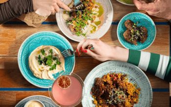 Skvělý tip na oběd nebo večeři v Budapešti v restauraci Mazel Tov: hummus, masové kuličky a drinky z nadhledu.