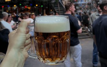 Točené pivo v ruin baru Szimpla Kert - ikonické místo, kam v Budapešti na večerní drink.