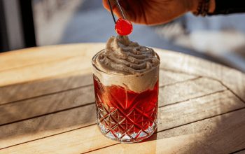 Stylový koktejl s třešinkou v 360 Bar – tip, kam na jídlo v Budapešti za nejlepším výhledem.