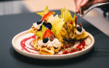 Moderní, barevná a estetická snídaně s avokádem v zapadlém vnitrobloku podniku Szimply - skvělý Budapešť brunch.