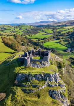 Pohled na hrad Carreg Cennen Castle ve Walesu