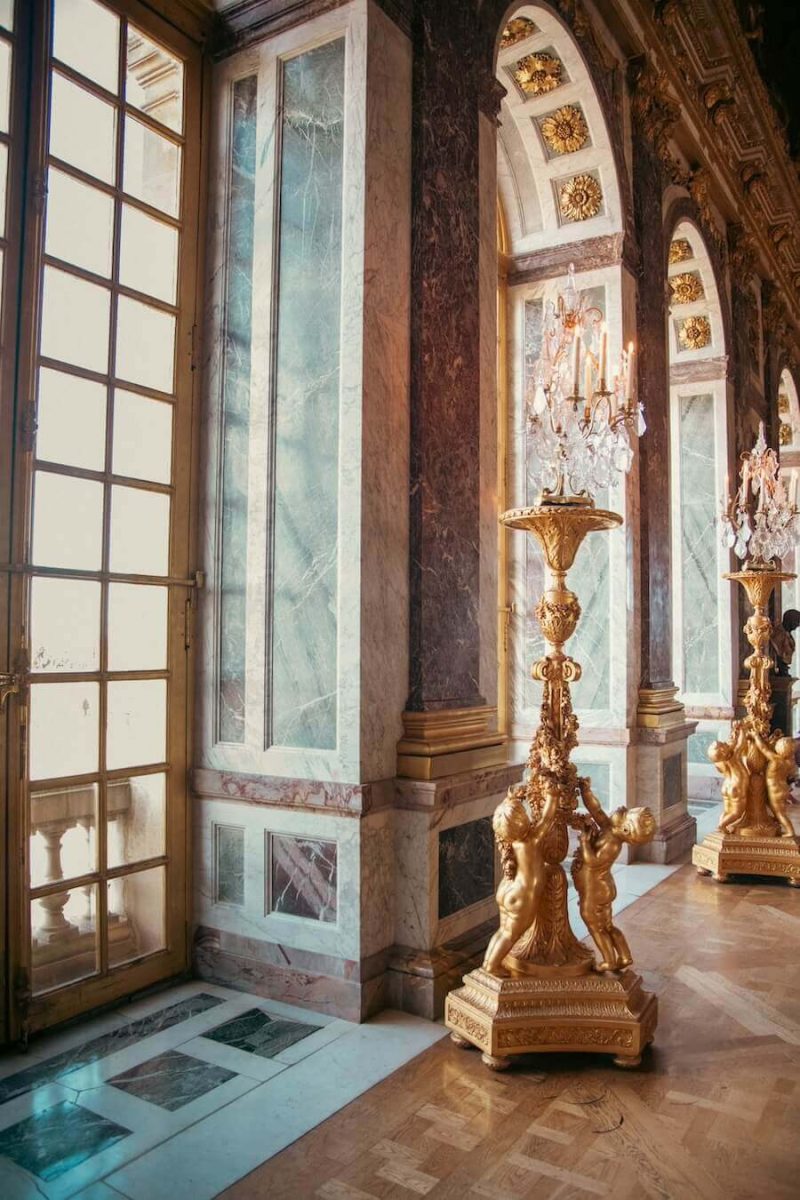 Interiéry paláce Versailles, pohled na okno a sochu