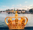 Stockholm, zlatá královská koruna na mostě. Dekorace.