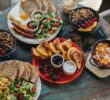 Bohatý Budapešť brunch plný vajíček, lívanců a ovoce - úvodní fotografie a článek na blogu Blond on the Road: Kam na jídlo v Budapešti?