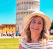 Blogerka Blond on the road v klobouku před Šikmou věží v Pise, úvodní fotka k článku Pisa za jeden den