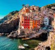 Pohled na barevné domky na skále v národním parku Cinque Terre - Riomaggiore