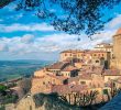Kamenné středověké uličky a budovy historického města Volterra na kopci, které nabízí nejlepší výlety z Pisy za historií a atmosférou.